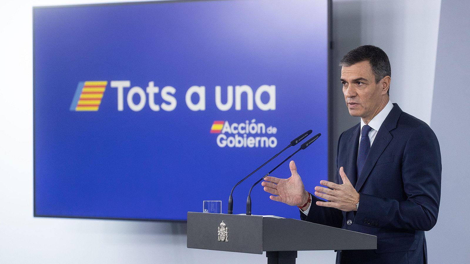 Sánchez anuncia nuevas ayudas por valor de 3.765 millones para afectados por la DANA - Telediario 1 | Ver