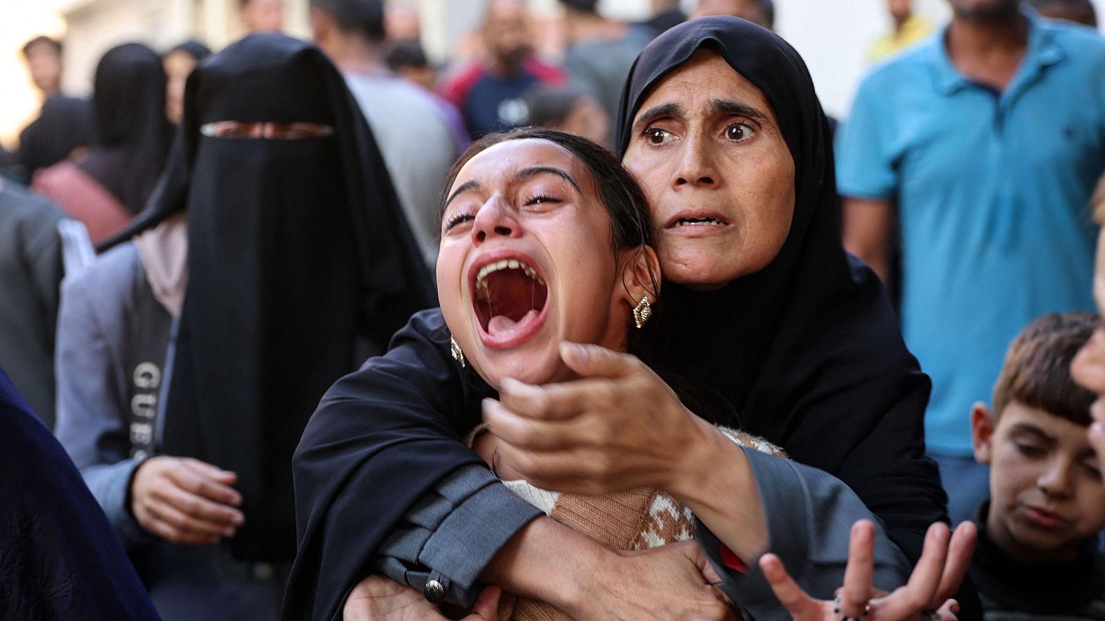 Una joven palestina reacciona en el patio del hospital de al-Shifa en la ciudad de Gaza después de que los cuerpos de las víctimas fueran transportados allí, tras un ataque israelí que afectó a una escuela convertida en refugio en el campo de refugiados de Al-Shati el 7 de noviembre de 2024. - Telediario Internacional | Ver