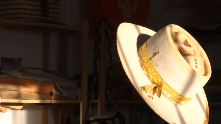 Telediario 1 - Desde actores hasta cantantes: Alejandro Mateo viste a los famosos con sus sombreros