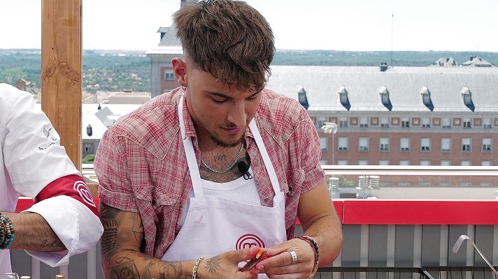 MasterChef - Lucas Curotto se cuelga el delantal y canta en MasterChef