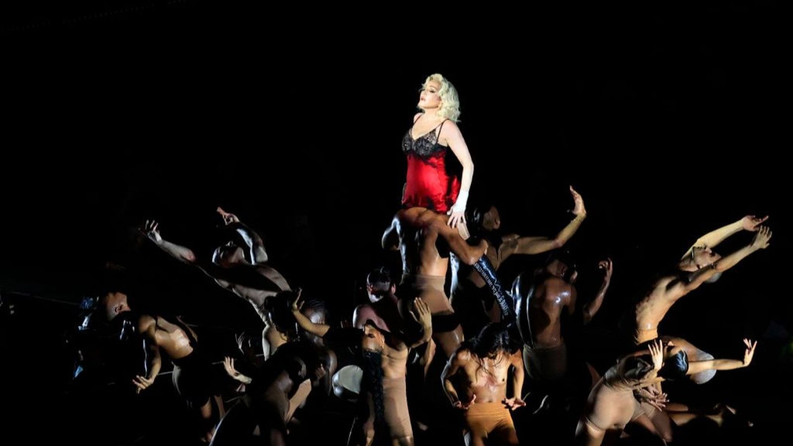 Se cumplen cuarenta años de 'Like a Virgin' de Madonna - Informativo 24h | Ver