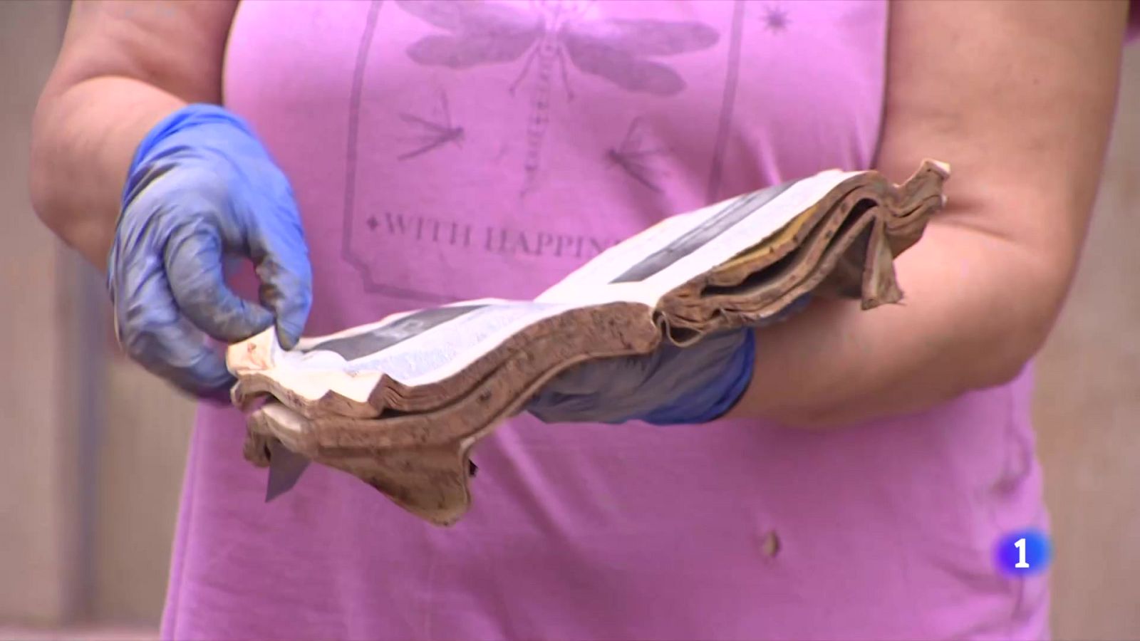 Un libro puede parar una bala, pero no el barro | Ver