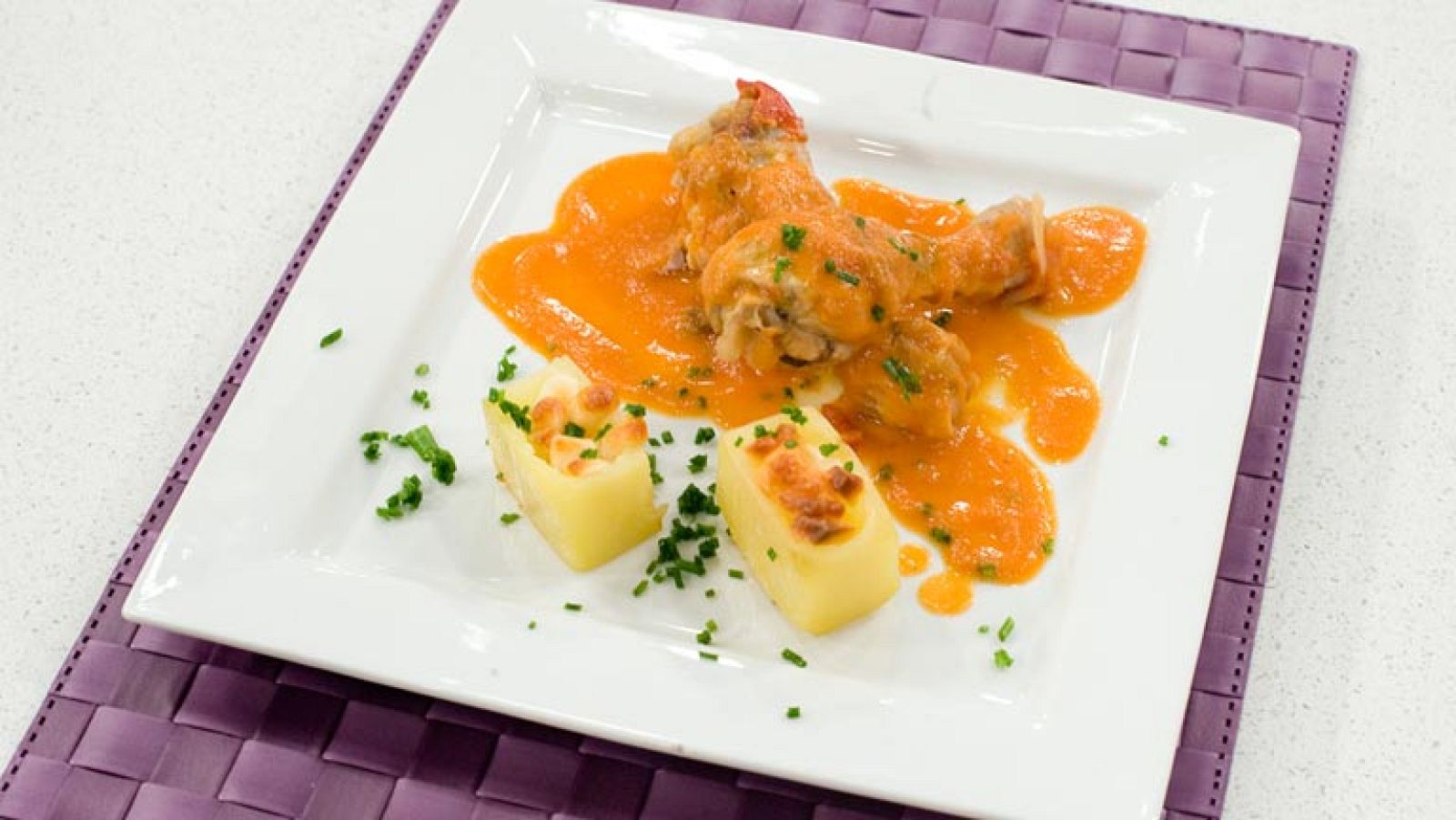 Saber cocinar - Muslo de pollo en salsa de tomate y pimientos con patatas rellenas