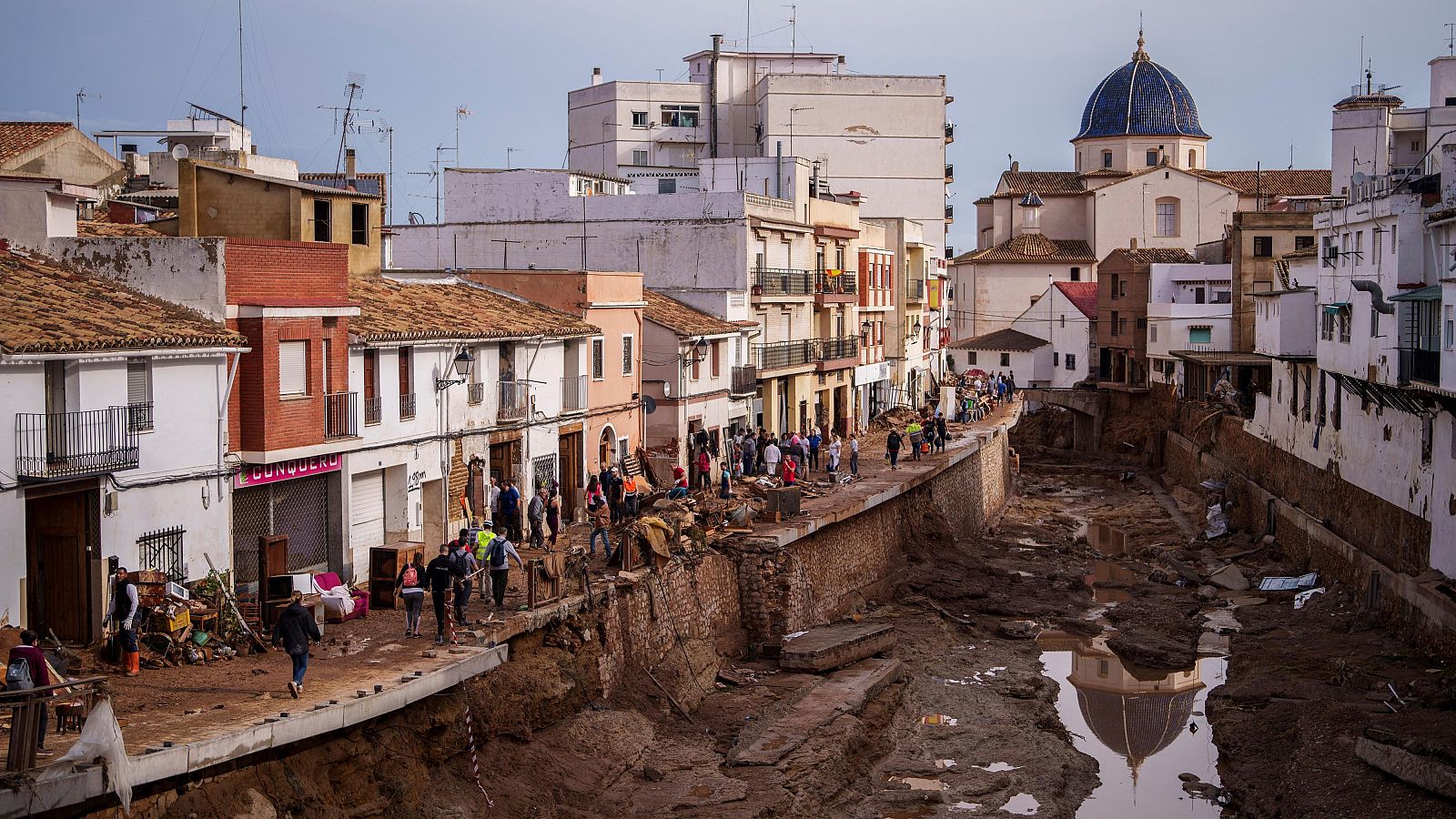 Los científicos buscan el punto de Valencia donde cayó más agua durante la DANA - Telediario 1 | Ver