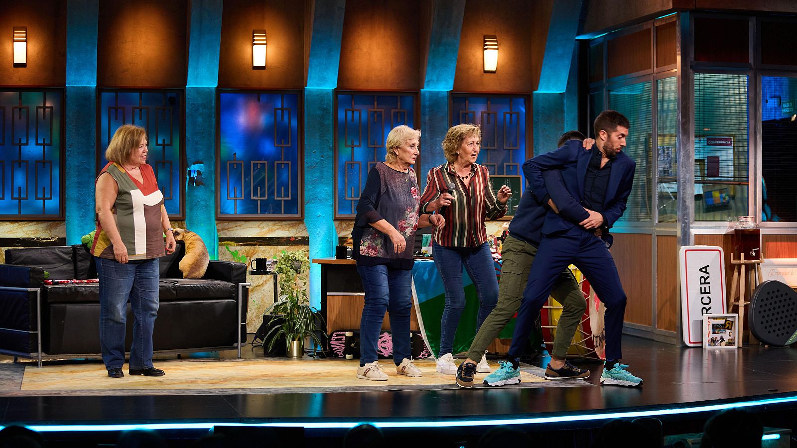 La Revuelta | Un escolta salva a Broncano de tres señoras 12/11/24 - La Revuelta | Ver