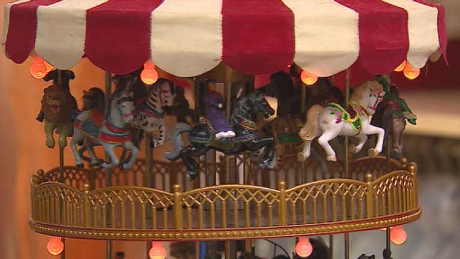 Los pajes trabajan duro para encontrar los regalos de todos los niños