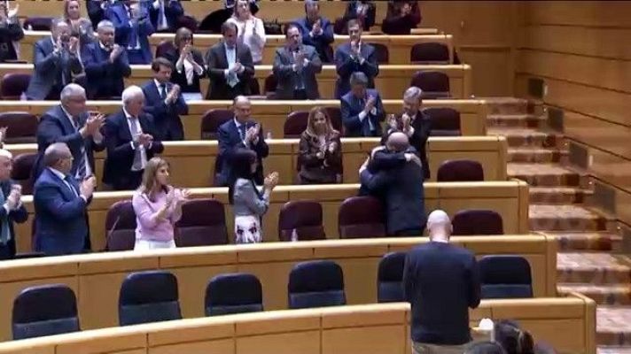 Telediario 2 - El abrazo de unidad de dos senadores de PP y PSOE: "Para recuperar la confianza de la sociedad, debemos estar unidos"
