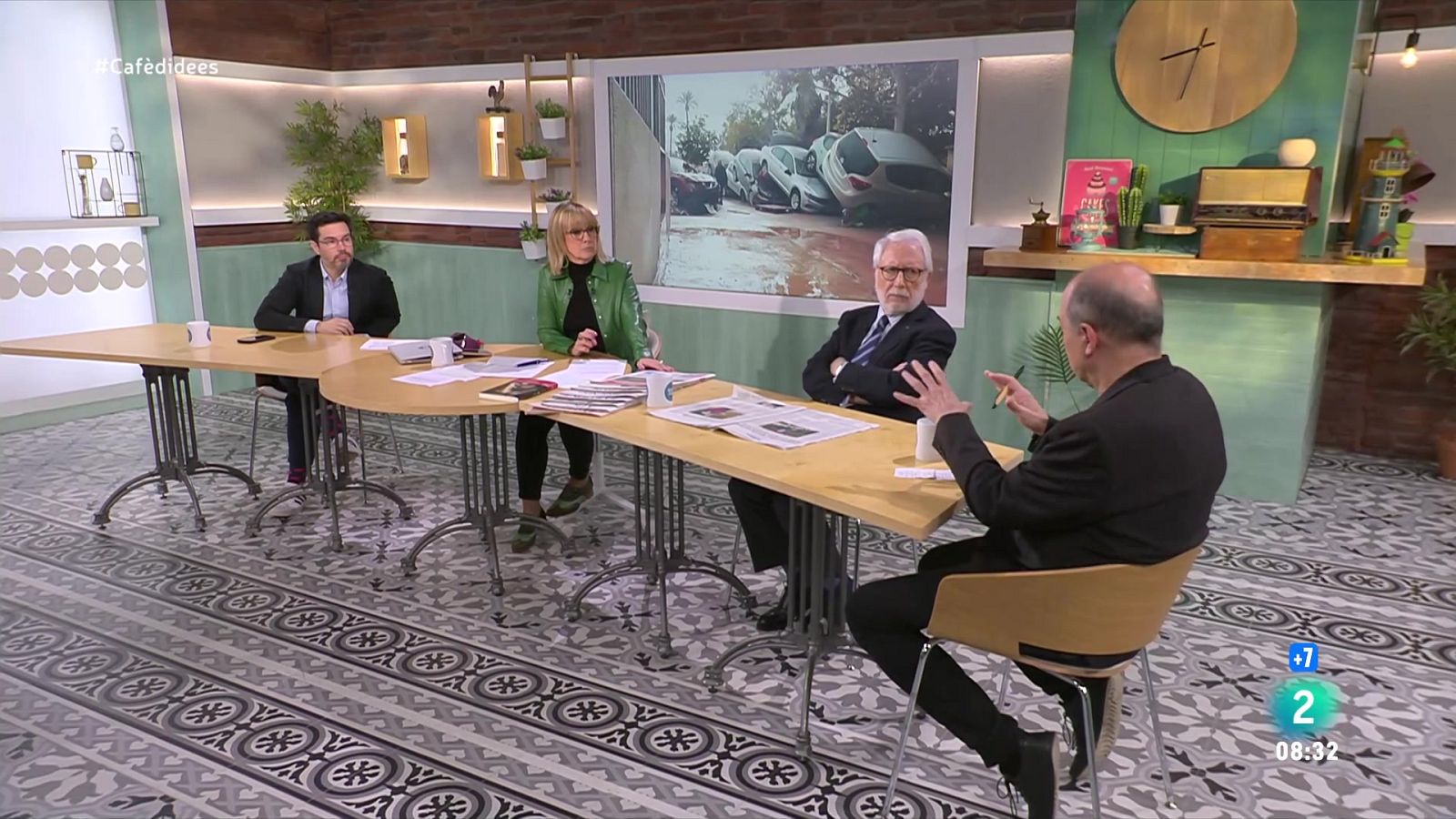 L'escriptor presenta la novel·la 'Detrás del cielo'. Conversem sobre les conseqüències penals de la DANA amb el magistrat. I celebrem l'efemèride