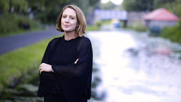 Telediario 1 - Paula Hawkins publica 'La hora azul', un thriller donde indaga en la psicología humana