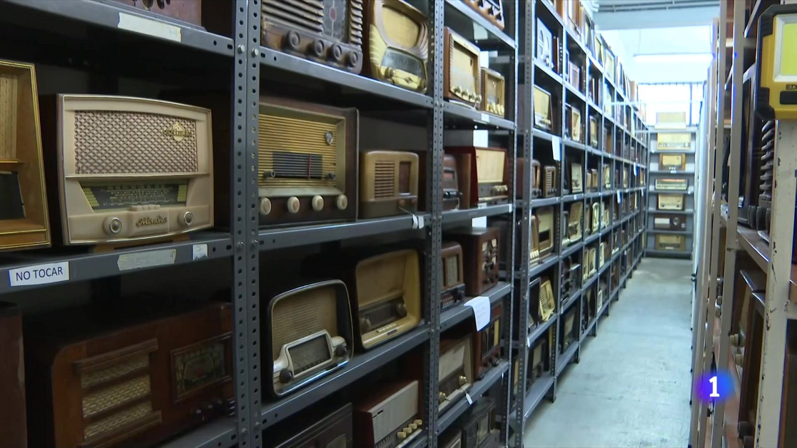 Un veí de Girona col·lecciona més de 2.500 receptors de ràdio - L'Informatiu | Veure