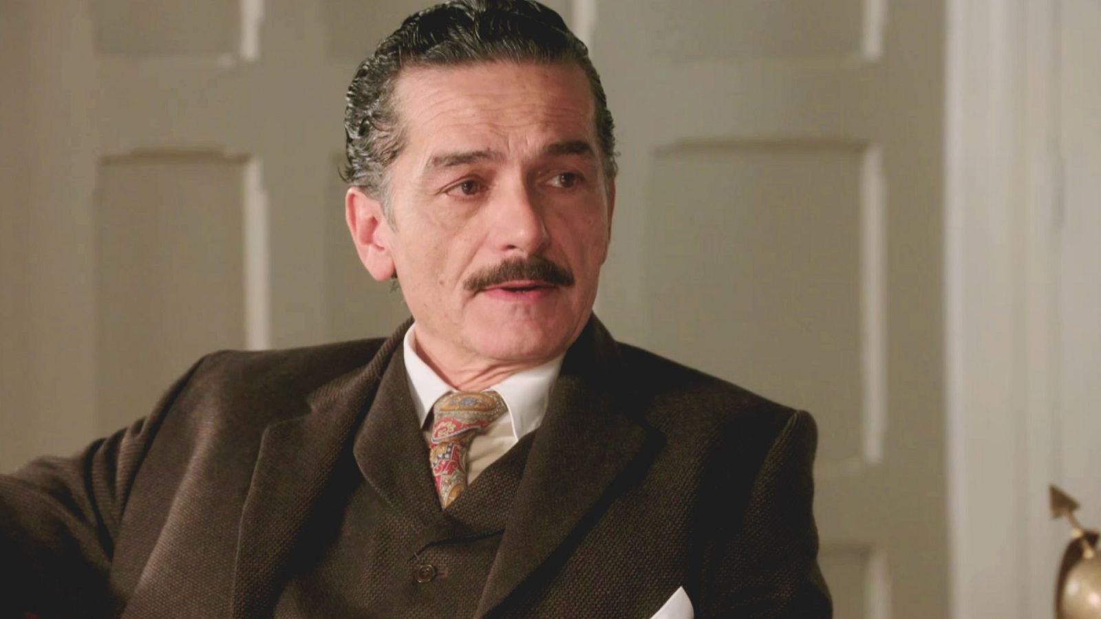 Emiliano se ofrece a investigar a Lázara - Salón de té La Moderna | Ver