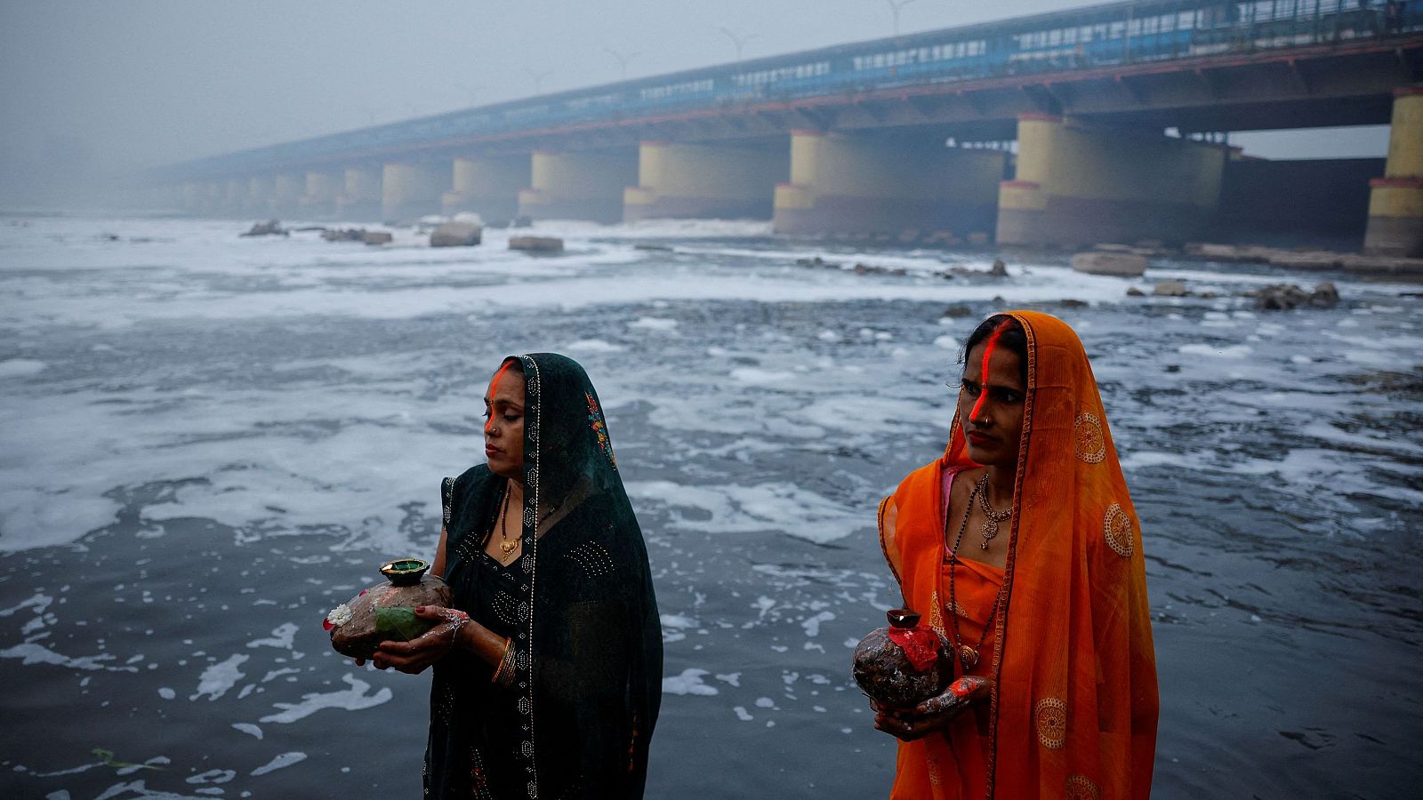 El río Yamuna, en India, se llena de espuma tóxica - Telediario 1 | Ver