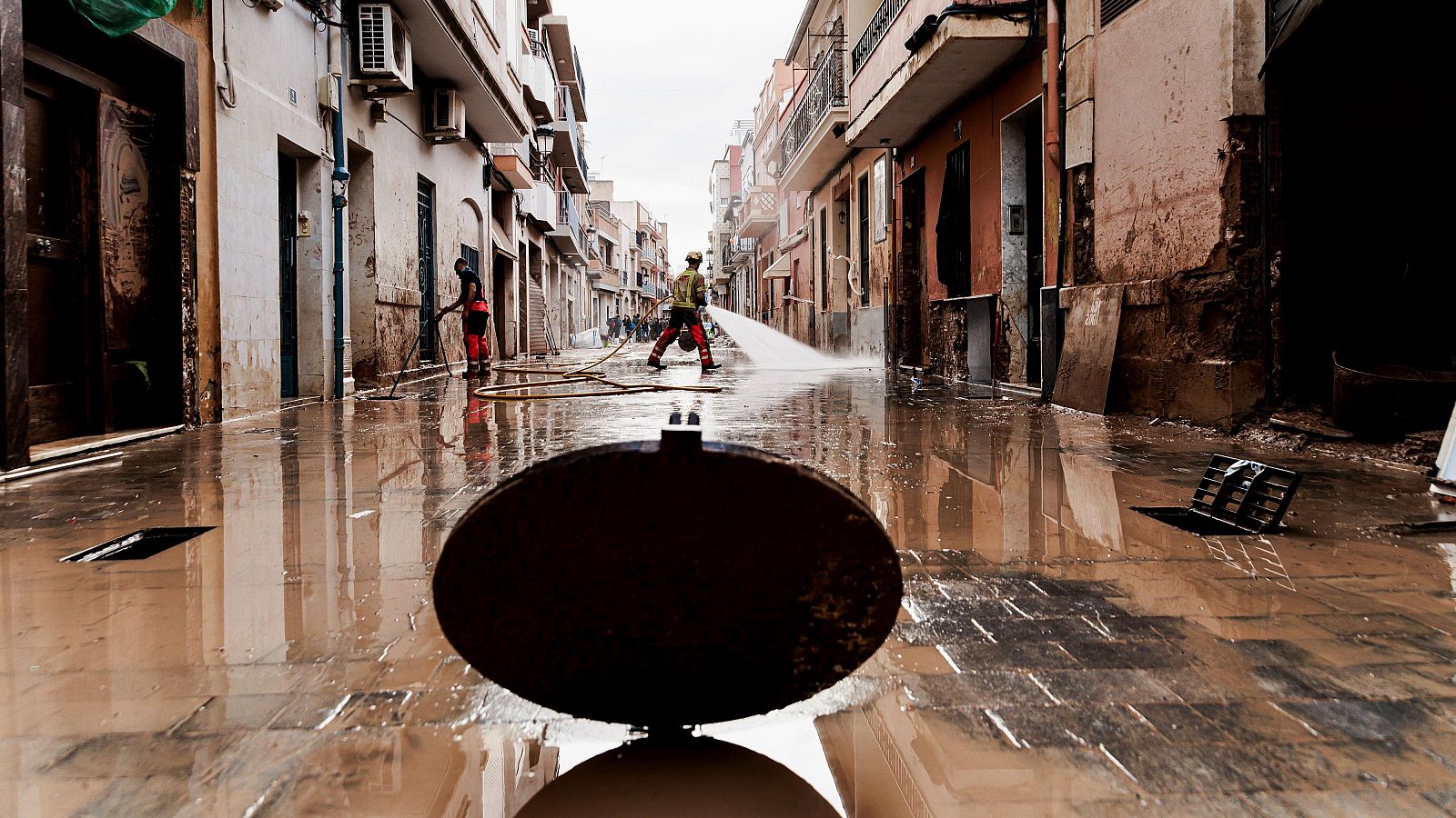 Desatascar el alcantarillado, una de las prioridades tras los efectos de la DANA | Ver