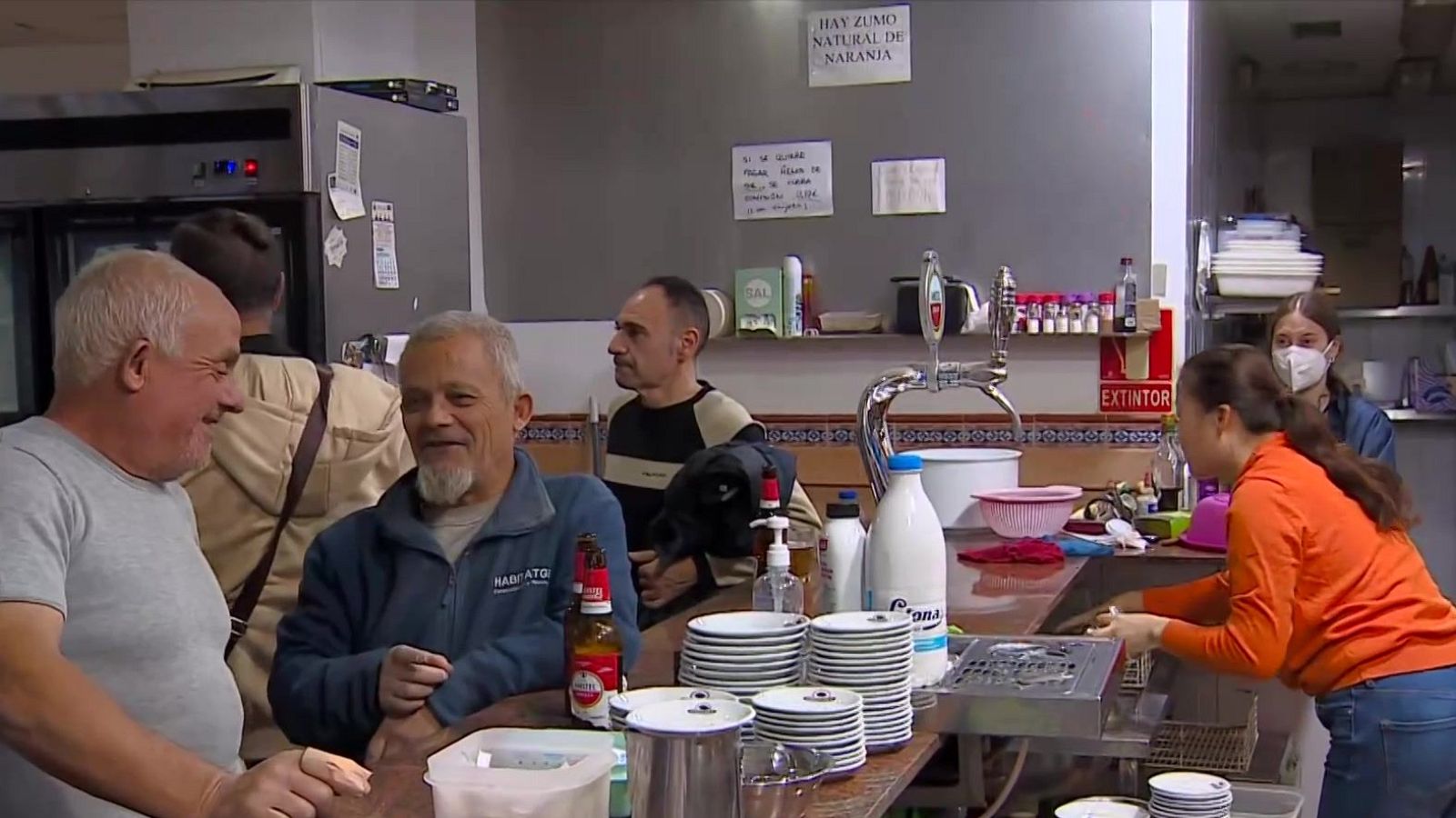 Primer bar que reabre en Paiporta tras el paso de la DANA | Ver