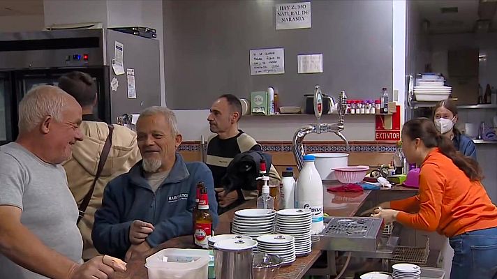 Telediario Fin de Semana - Primer bar que reabre en Paiporta tras el paso de la DANA, un triunfo colectivo para todo el vecindario