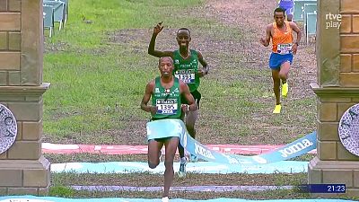 Ndikumwenayo sorprende a Kwizera y Aregawi para ganar el Cross de Itlica