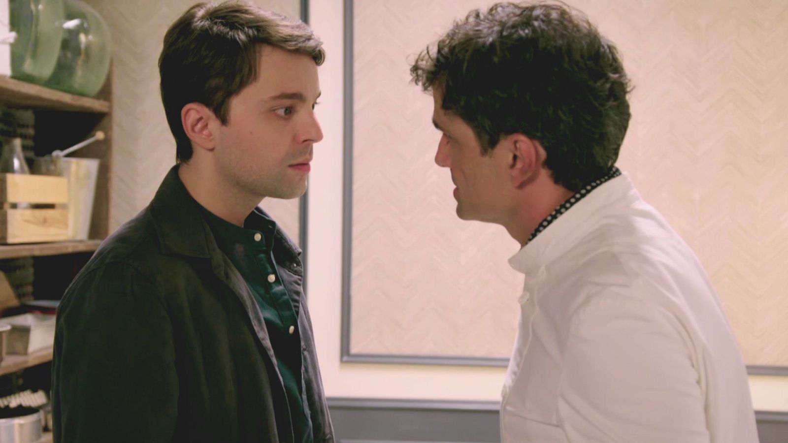 Pietro accede a ayudar a Giancarlo - Salón de té La Moderna | Ver