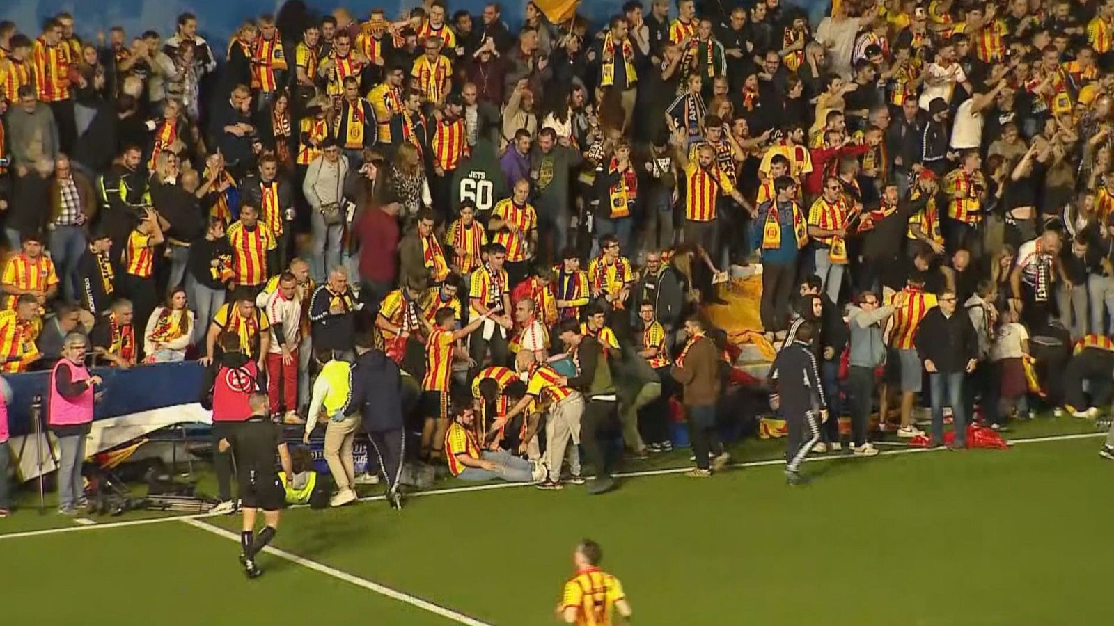 Alta tensió al derbi barceloní de Segona Federació entre l'Europa i el Sant Andreu. - L'Informatiu | Veure