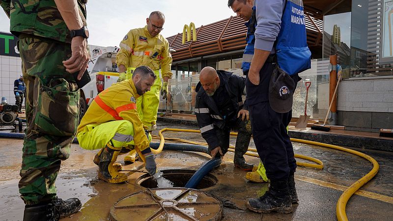 Se trabaja para liberar las alcantarillas en la zona cero de la DANA - Telediario 1 | Ver