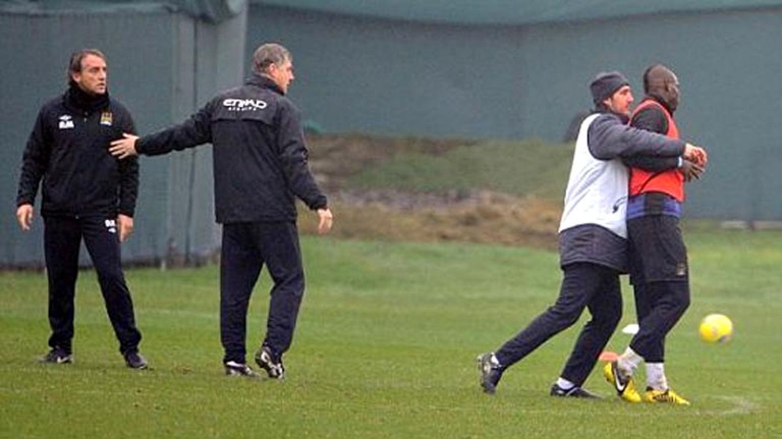 El delantero italiano del Manchester City Mario Balotelli y su entrenador y compatriota Roberto Mancini estuvieron a punto de pelearse hoy durante el entrenamiento del equipo. En fotografías que publican medios británicos, se ve cómo el entrenador y