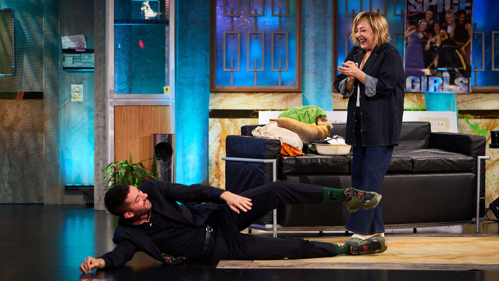 La Revuelta | Carmen Machi y Broncano recrean el parto de una vaca - La Revuelta | Ver