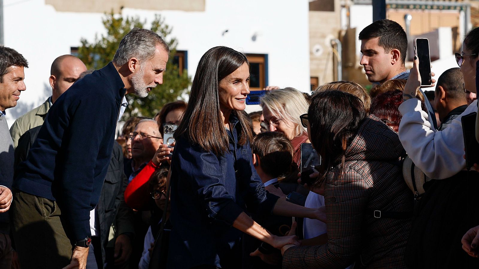 Los reyes vuelven a Valencia tras los incidentes en Paiporta - Telediario 1 | Ver