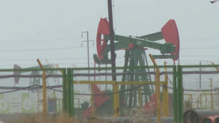 Telediario 1 - Abandonar los combustibles fósiles: el gran reto de una Cumbre del Clima celebrada en un país petrolero