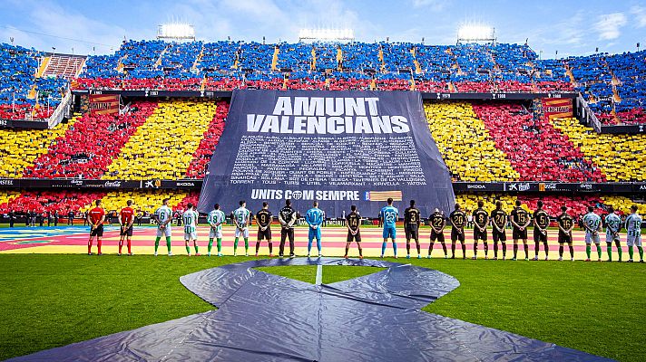 El Valencia vuelve a sonrer en un partido marcado por el homenaje a las vctimas de la DANA