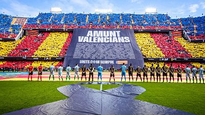 El Valencia vuelve a sonrer en un partido marcado por el homenaje a los fallecidos por la DANA