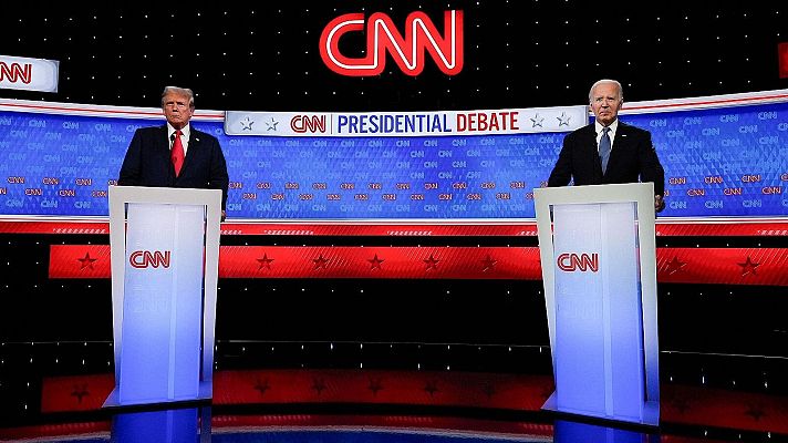 Debate presidencial entre Joe Biden y Donald Trump, transmitido por CNN. Ambos candidatos están detrás de atriles con el logo de CNN en un escenario con fondo azul, rojo y estrellas.