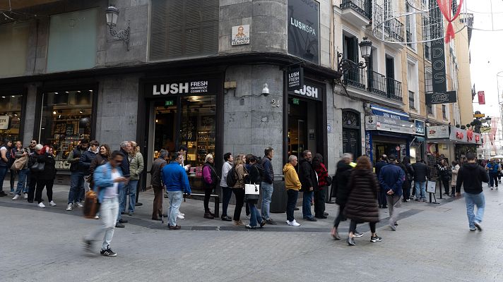 Telediario 1 - Largas colas para conseguir un décimo a un mes del sorteo de la Lotería de Navidad