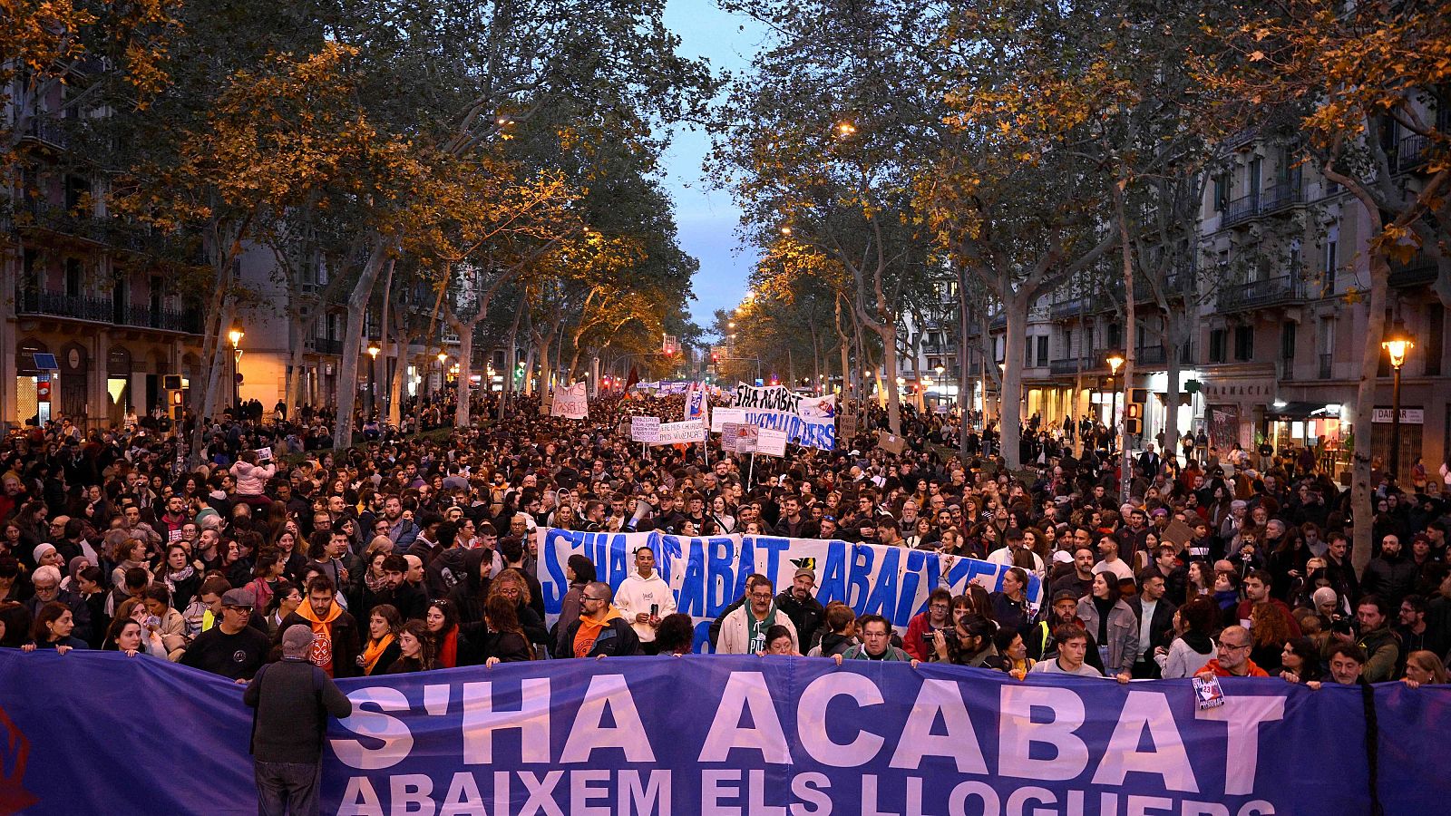 Miles de personas exigen en Barcelona la bajada de alquileres - Fin de semana 24h | Ver