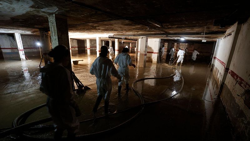 Cientos de garajes continúan anegados de barro casi un mes después | Ver