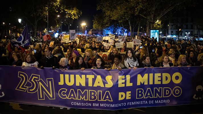 Cientos de personas durante la manifestación organizada por la Comisión 8M con motivo del 25N y bajo el lema \"Juntas, el miedo cambia de bando\"