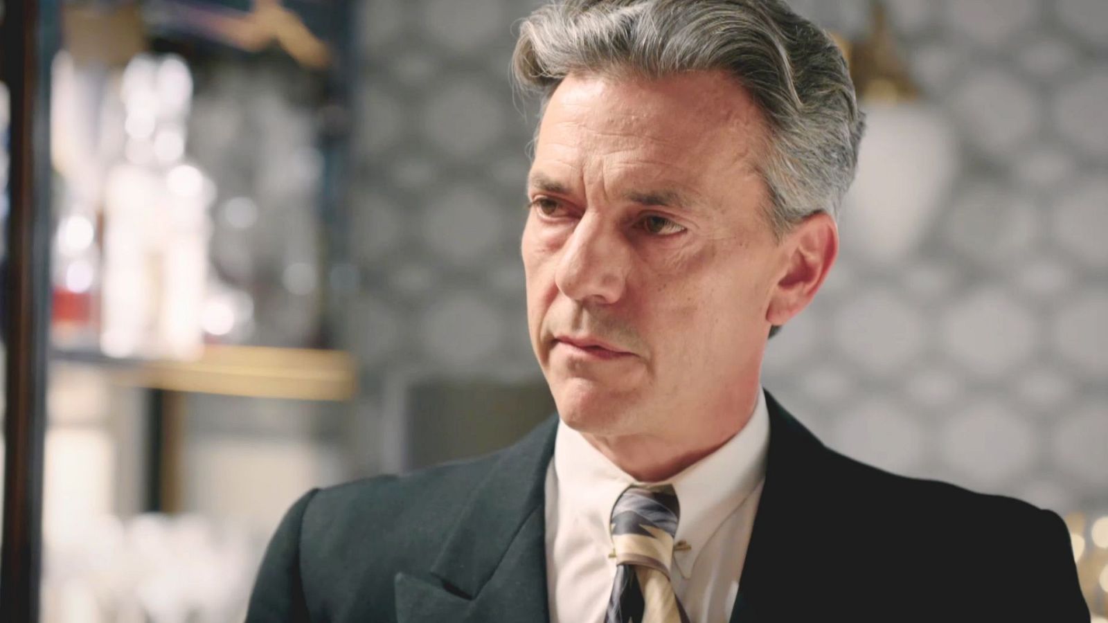 Emiliano le pide explicaciones a Lázara - Salón de té La Moderna | Ver