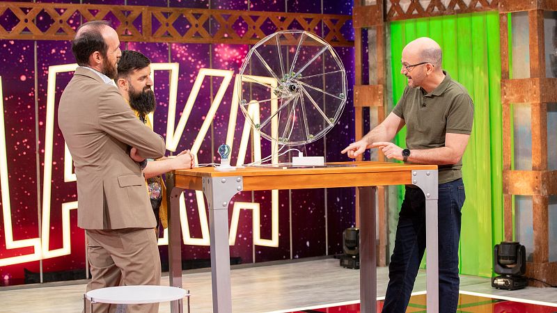 La creaci�n de energ�a infinita. F�sica con Adri�n Garc�a - �rbita Laika | Ver