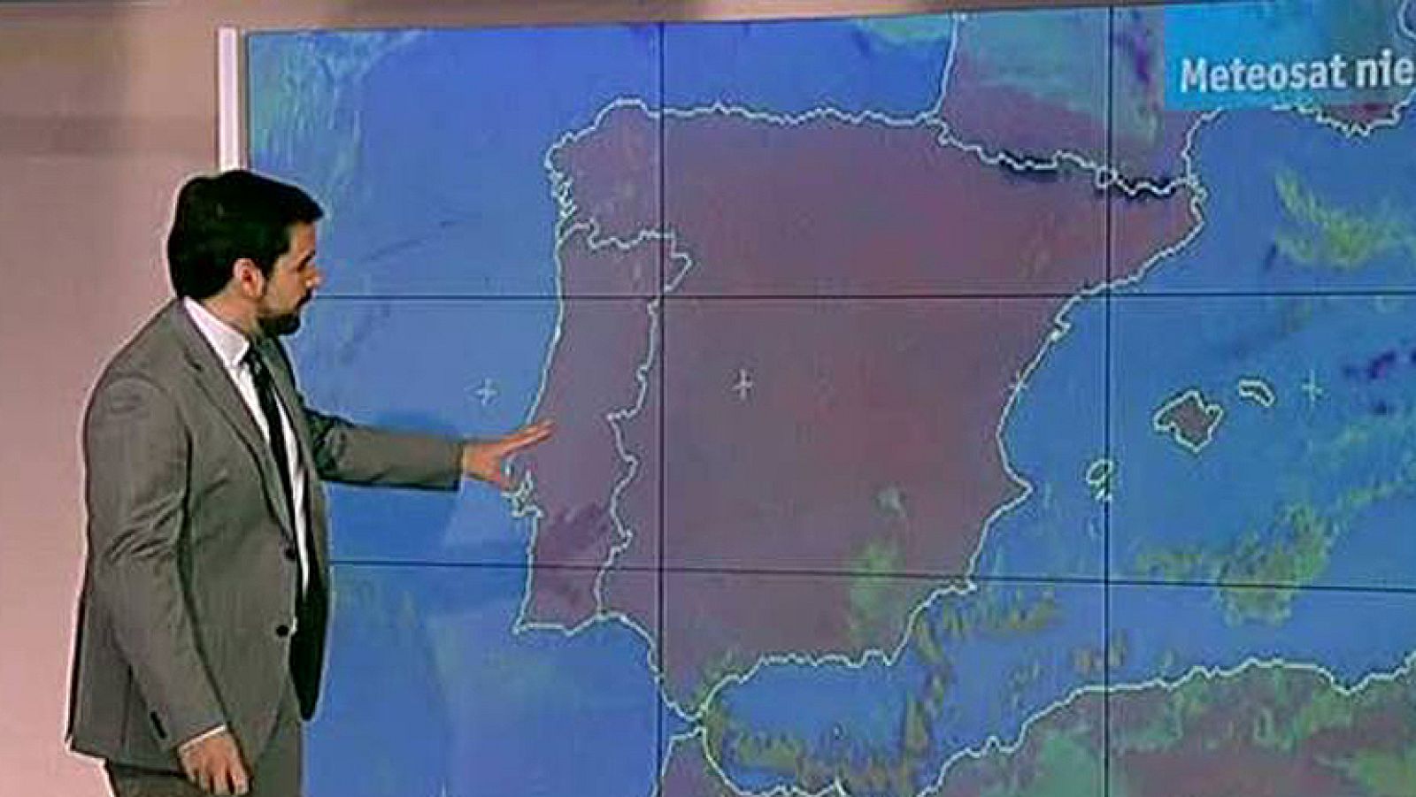 Viento fuerte en el Estrecho y nieblas persistentes en la Meseta norte - El tiempo | Ver