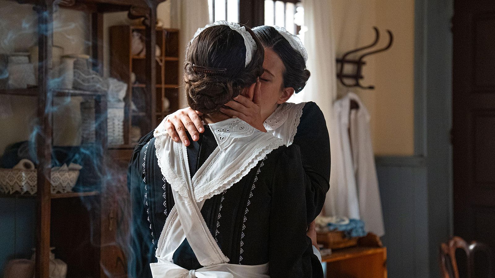 La Promesa: El apasionado beso de Catalina y Martina - La promesa | Ver