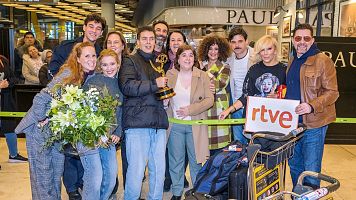 Gran recibimiento a 'La Promesa' para celebrar el premio Emmy