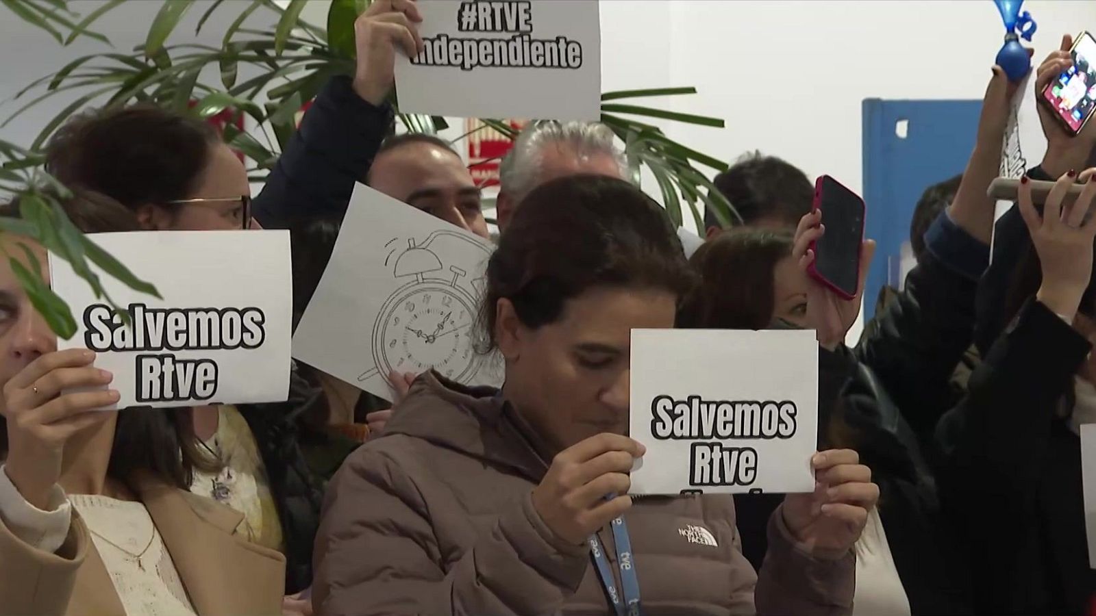Trabajadores de RTVE protestan en el momento del nombramiento de López | Ver