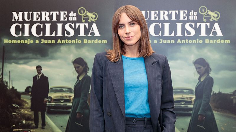 Aura Garrido protagoniza 'Muerte de un ciclista' para RNE | Ver