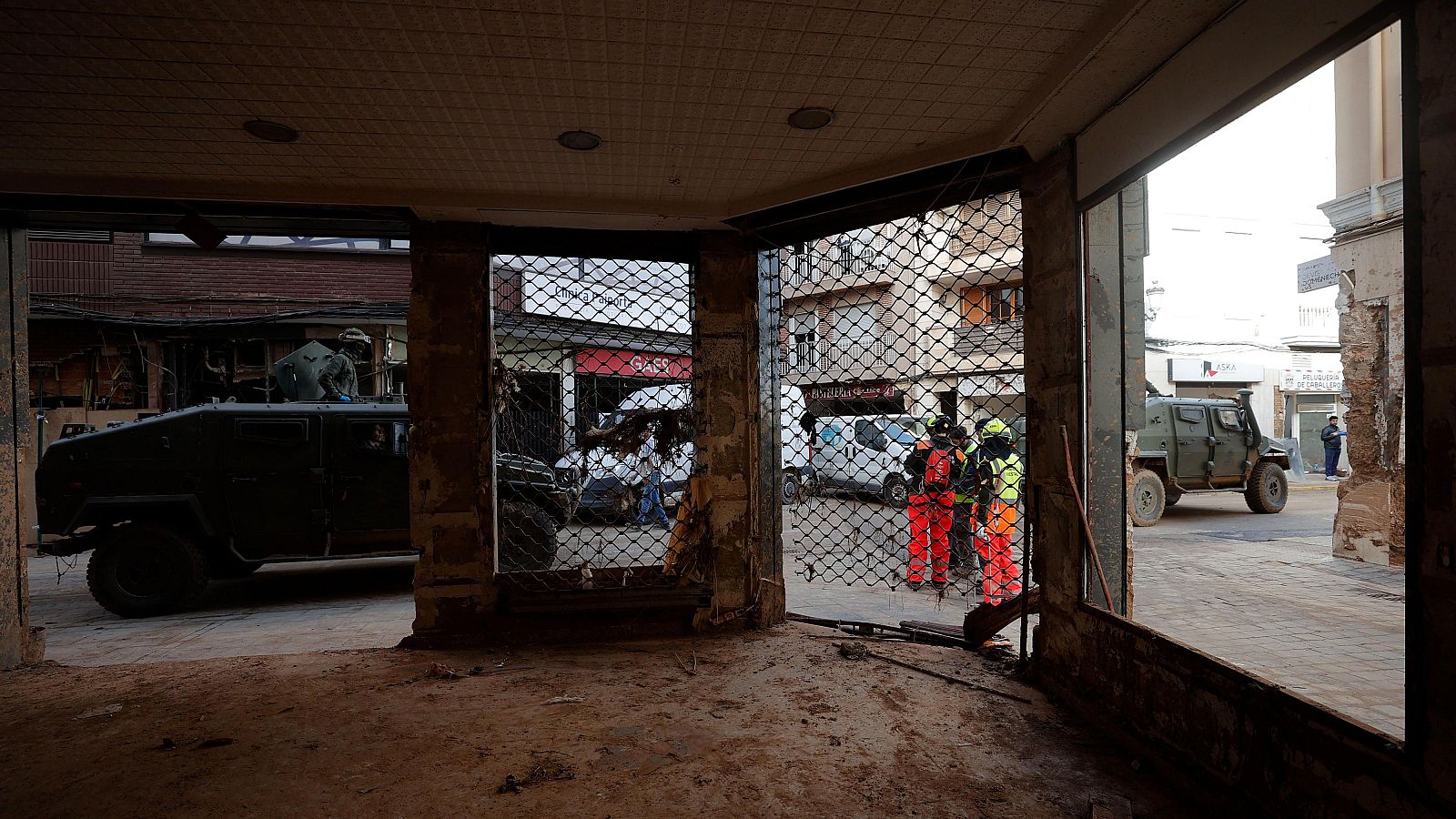 Los comercios siguen luchando por abrir un mes después de la DANA | Ver