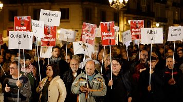 Vecinos afectados por la DANA hacen sonar las alarmas de sus telfonos y piden la dimisin de Mazn un mes despus