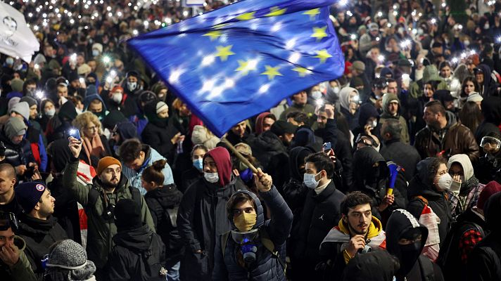 La noche en 24h - Miles de georgianos protestan contra la congelación de las negociaciones de acceso a la UE