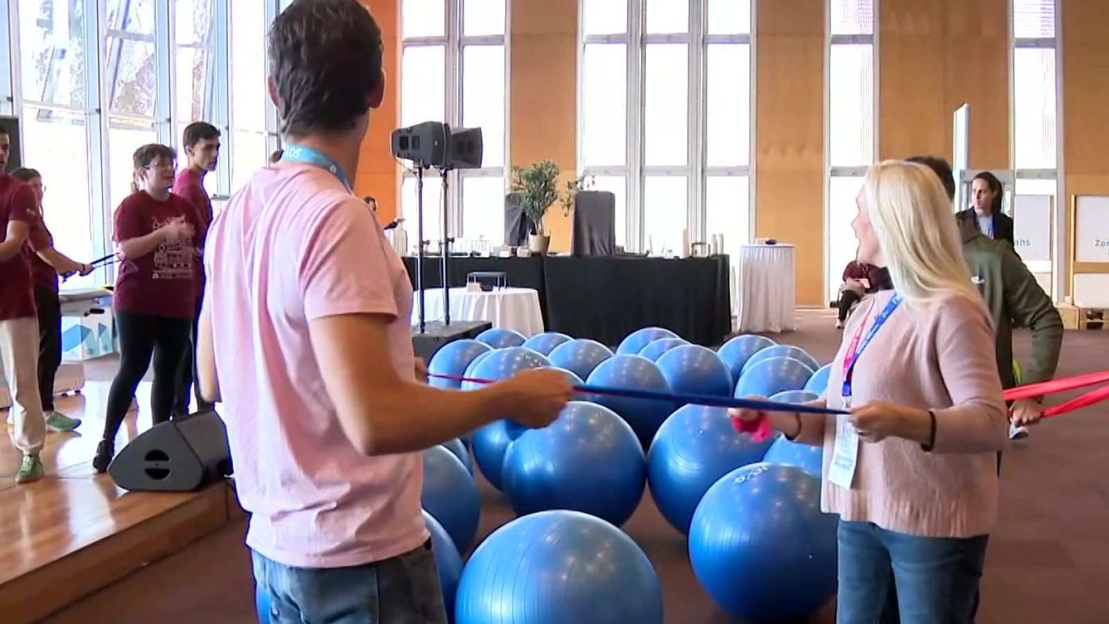 Els fisioterapeutes reclamen més presència a la sanitat pública - L'Informatiu | Veure