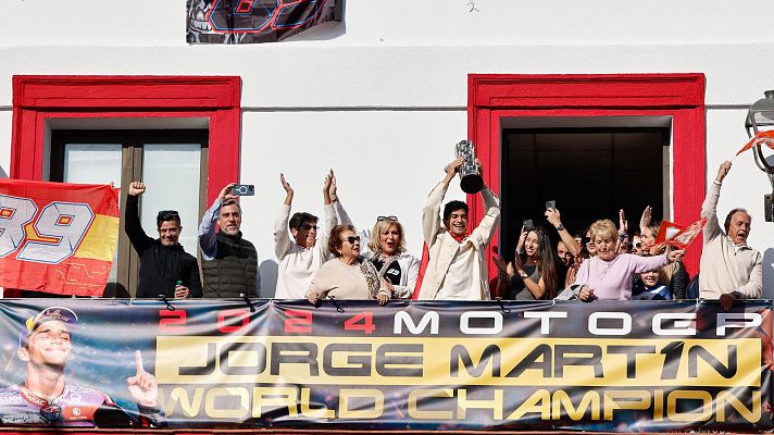 Telediario Fin de Semana - Jorge Martín se da un baño de masas en San Sebastián de los Reyes para celebrar su Mundial de MotoGP