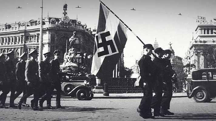 Soldados nazis marchando por una ciudad europea durante la primera mitad del siglo XX. Imagen del documental \"Puerta de Escape\" (Doc Madrid).