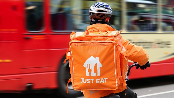 Telediario 1 - Just Eat España demanda a Glovo por competencia desleal y le reclama 295 millones por daños y perjuicios