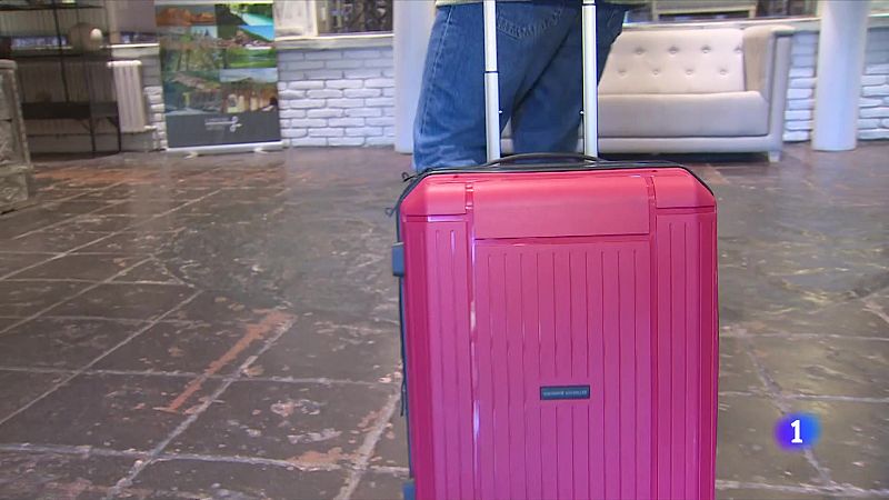 Queixes d'hostalers i agències pel nou registre de viatgers - L'Informatiu | Veure