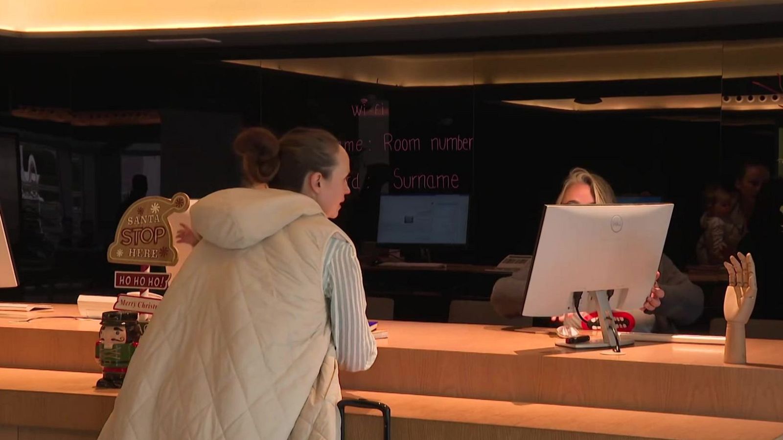 El nuevo registro de viajeros no convence al sector turístico - Telediario 2 | Ver